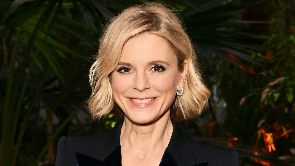 Emilia Fox จับคู่รองเท้าที่ใส่สบายที่สุดแห่งปี 2025 กับกางเกงยีนส์ขากว้างพิเศษ