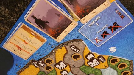 Cards and tokens on the Horizons of Spirit Island board