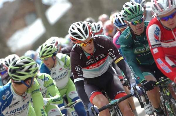 Andy Schleck (RadioShack-Nissan) in the bunch.