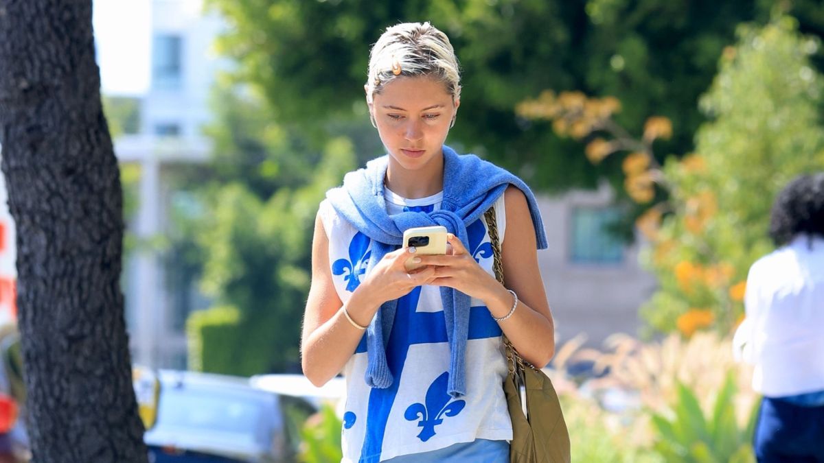 The Coolest Londoners Will Live in This Easy Skirt and Shoe Pairing All Spring