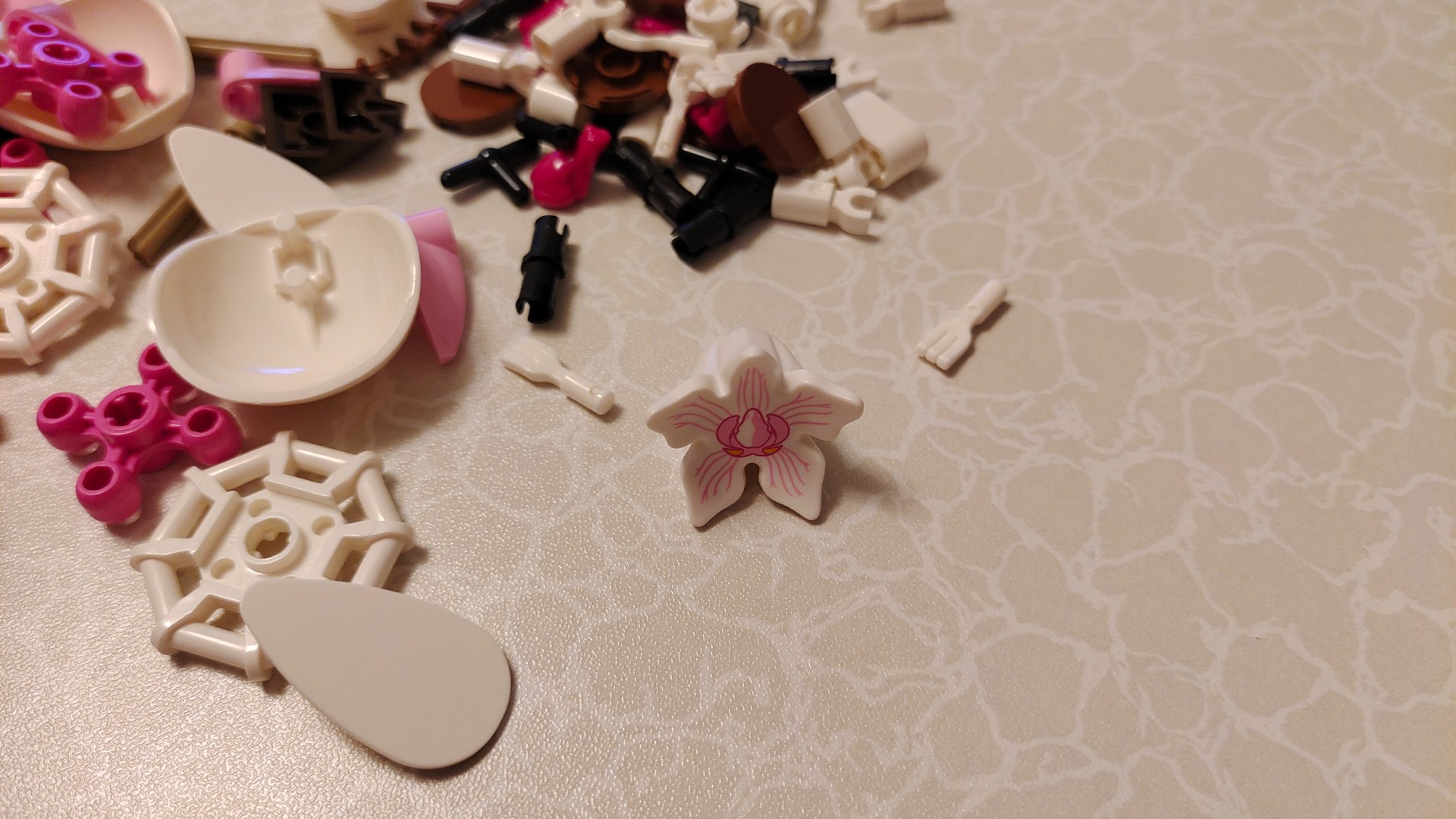 Lego Orchid 10311_selección de piezas de Lego rosas y blancas.