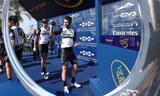 Mark Cavendish signs on before stage one of the 2016 Dubai Tour