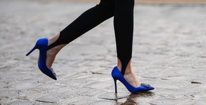 Alba Garavito Torre wears black stirrup leggings, blue pointy Manolo Blahnik pointy shoes, on January 28, 2021 in Paris, France
