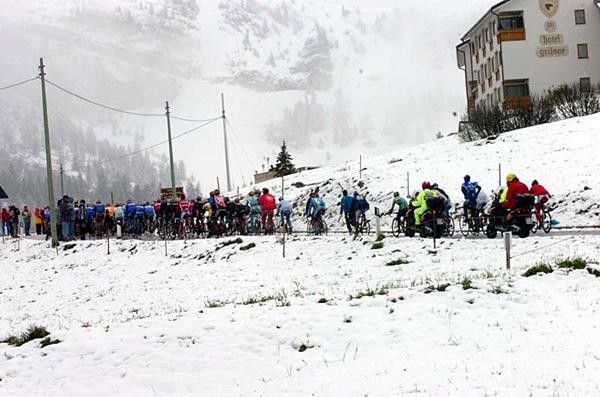 The Passo di Campolongo started the day.