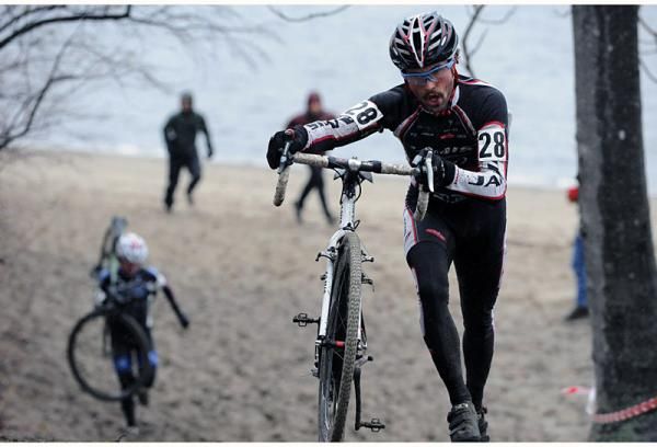 Adam Snyder (Team Jamis) on the beach.
