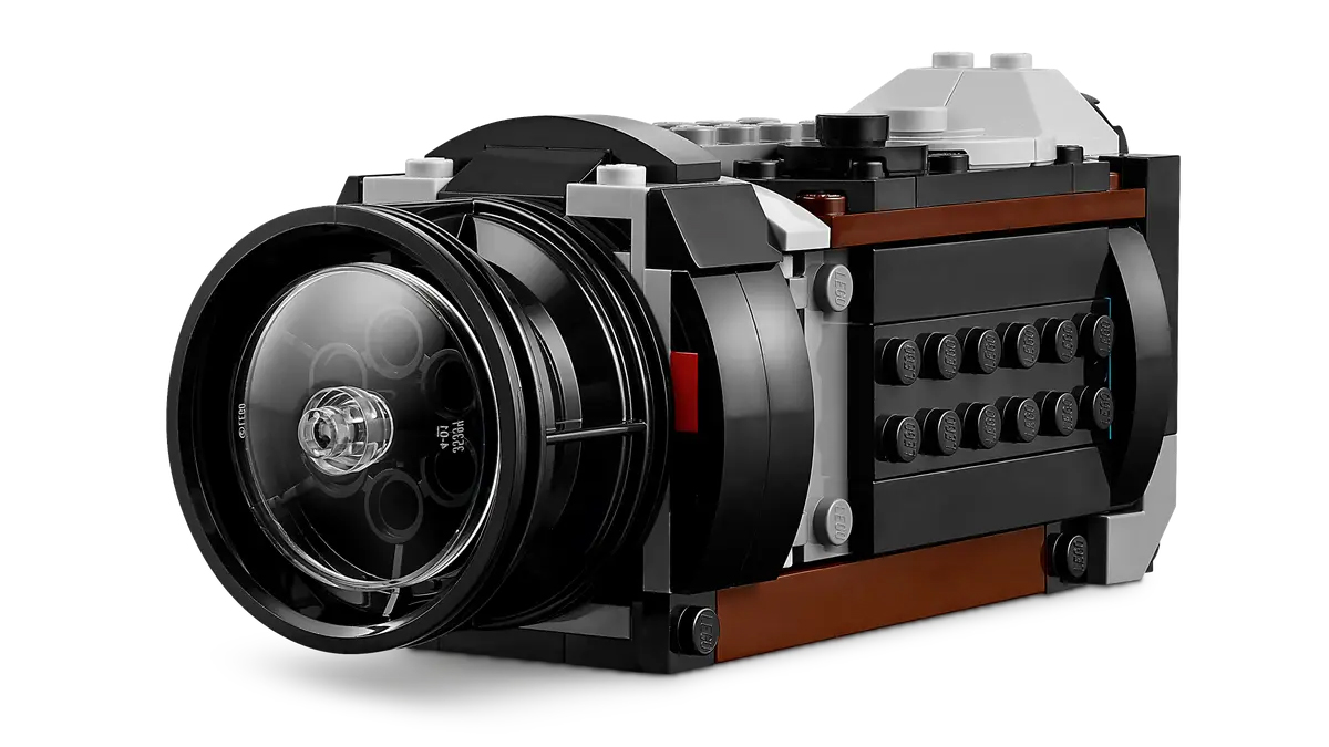 دوربین فیلمبرداری کامل شده از Lego Camera Retro در پس زمینه سفید