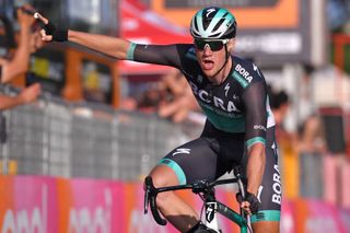 Sam Bennett (Bora-Hansgrohe) wins