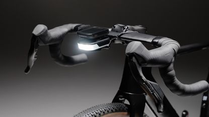 BBB Slice 600i Bike light mounted under neath the out-front computer mount, which intern is mounted to a gravel bike. Visible in the foreground is also the SRAM shifter and the bike integrated cockpit