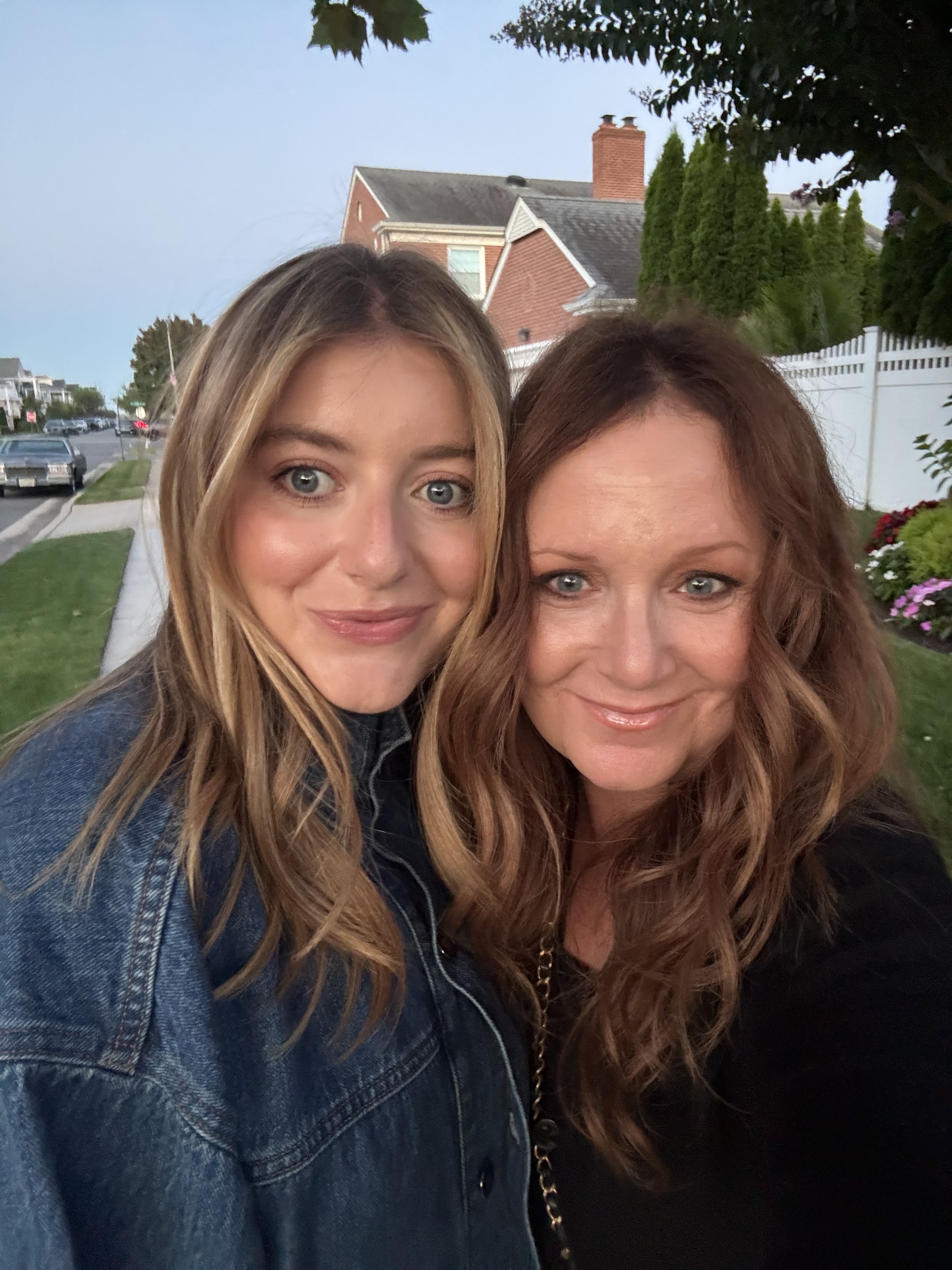 samantha and mindy wearing eyeliner