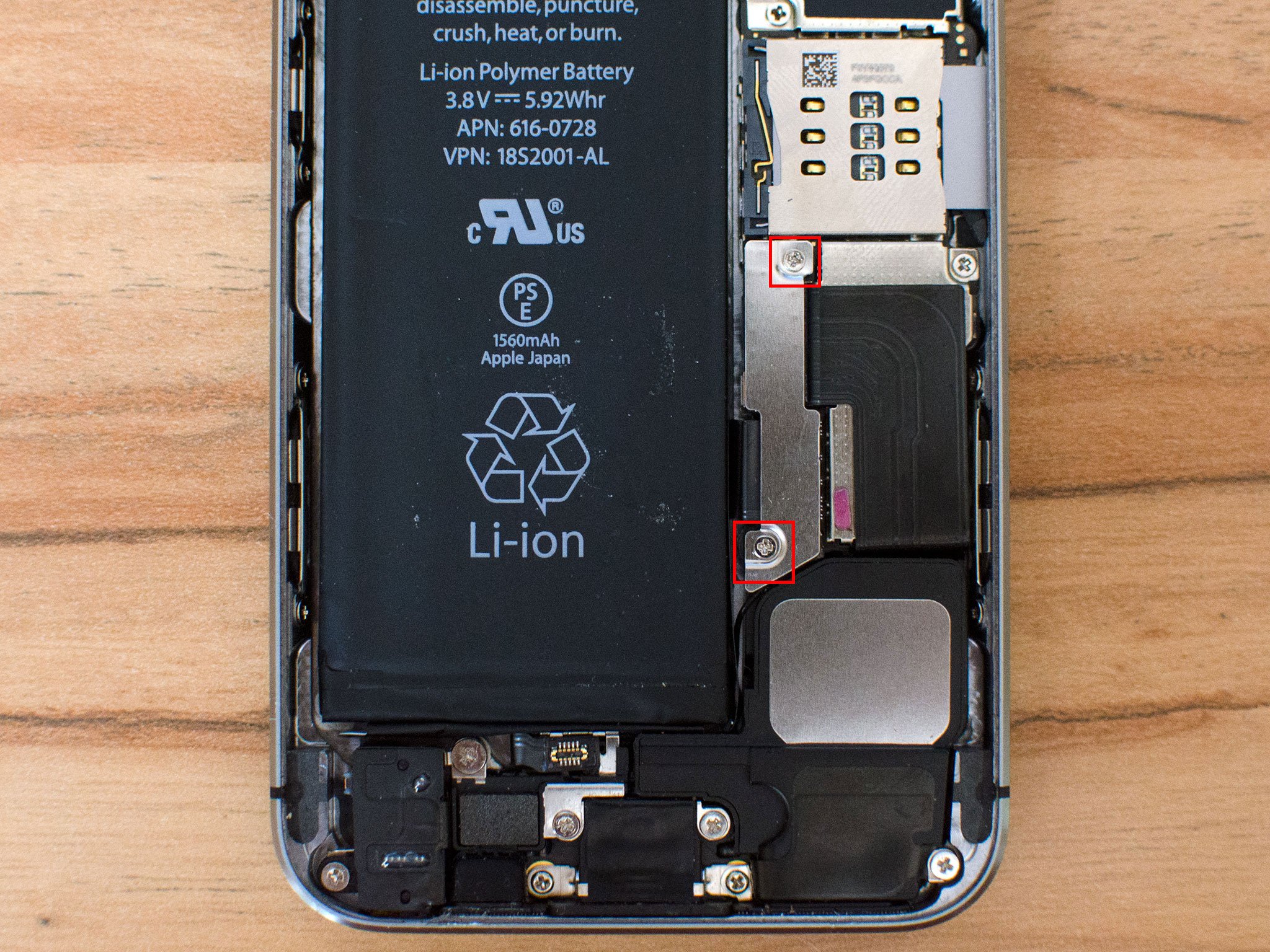 Замена батареи на айфон оригинал. Полярность АКБ айфон 10. Iphone 5 Battery Screen. Внутри акамулятора Ippon. Батарея на 5se.