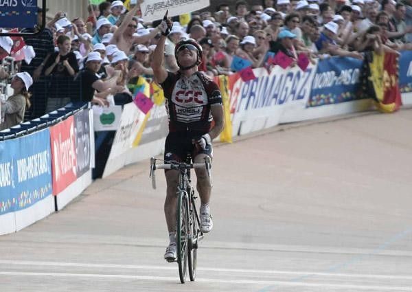 Stuart O'Grady (CSC) wins the 105th Paris-Roubaix