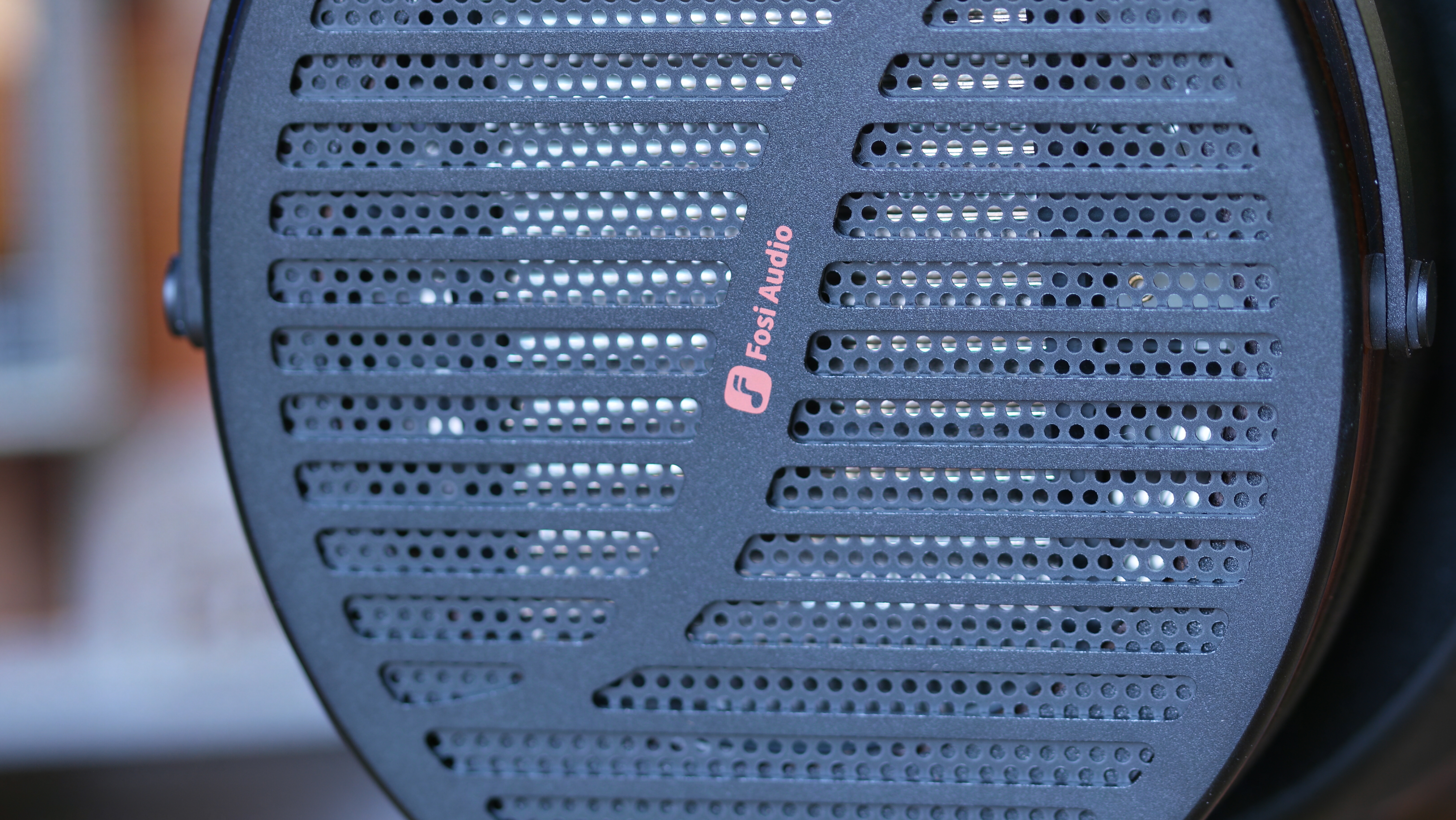 Fosi Audio i5 headphones closeup of the aluminum mesh that protects the planar drivers