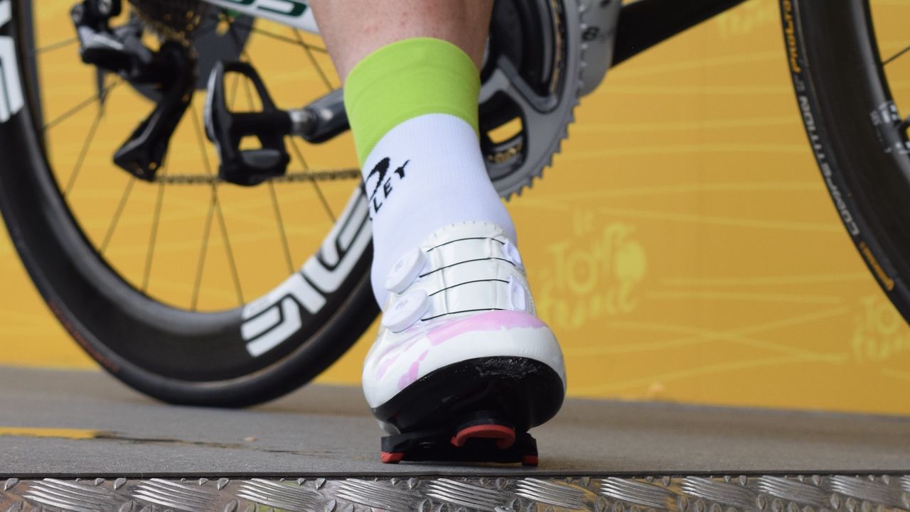 Two simple retention straps feature on Mark cavendish's Nikes