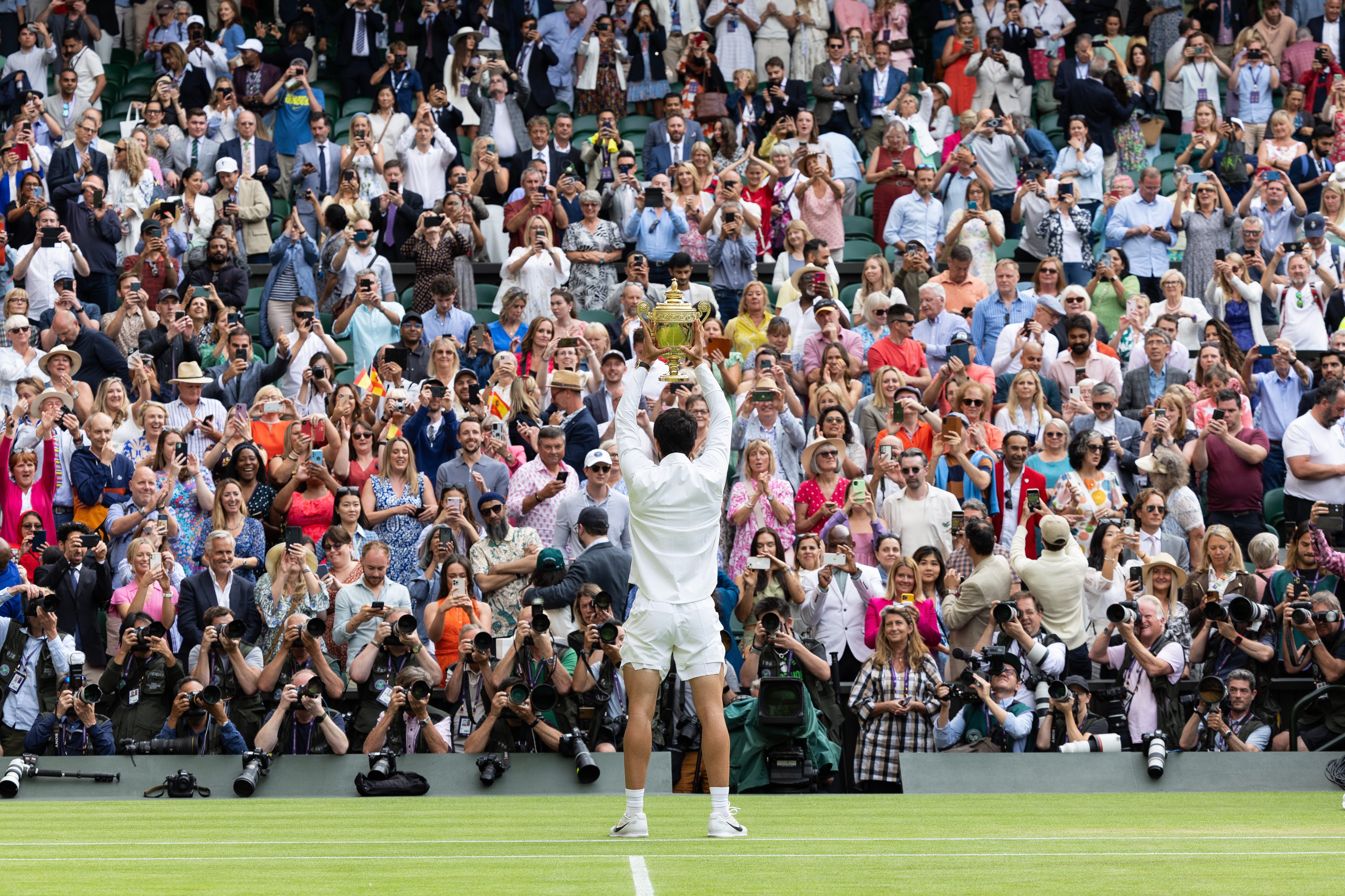 Carlos Alcaraz lifts up the Wimbledon trophy infront of a packed crowd on Centre Court