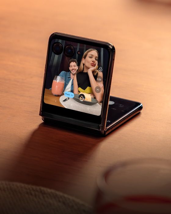 Taking selfies with the Motorola Razr