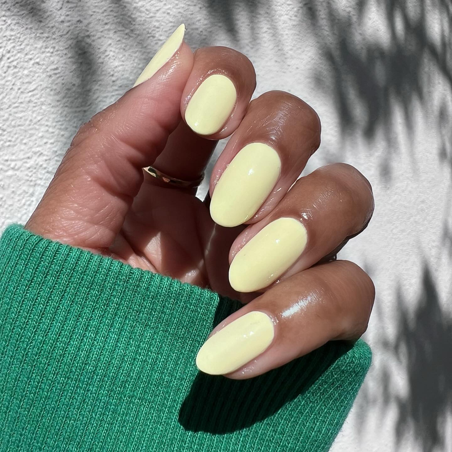 @themaniclub pale yellow manicure