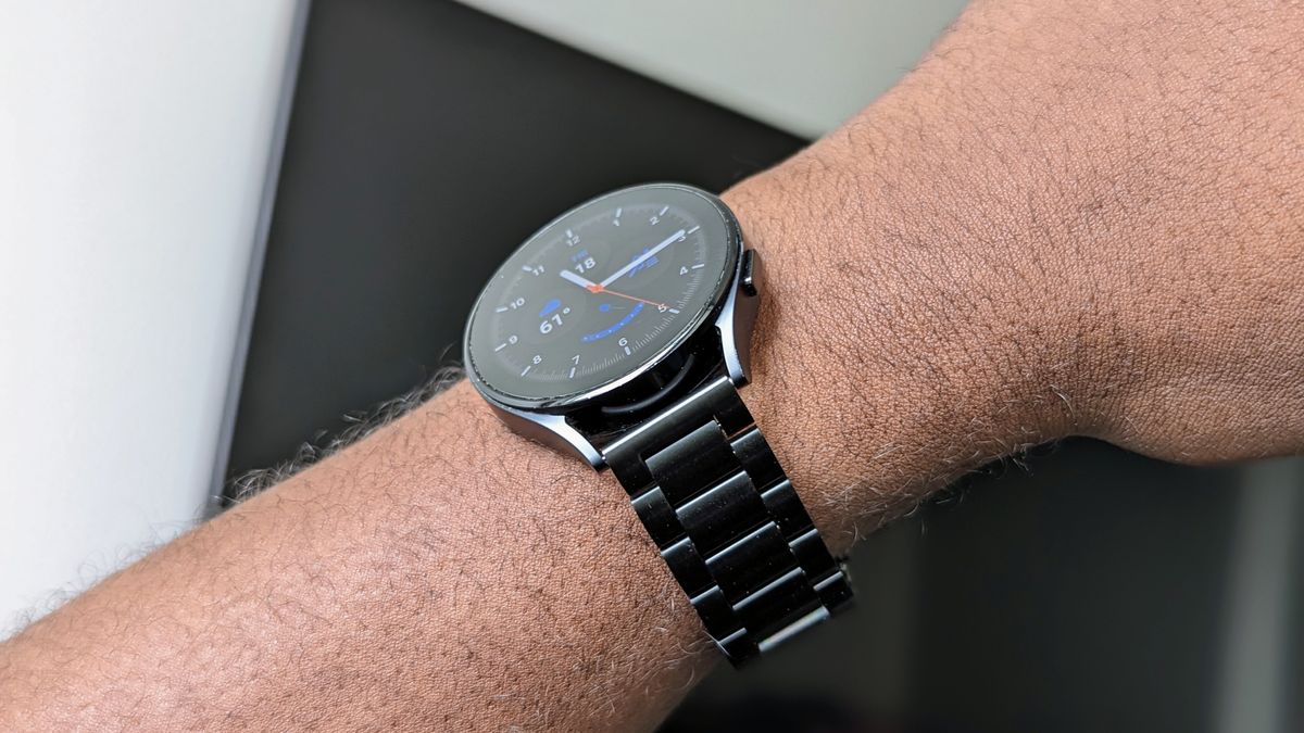 Wearing the Spigen Modern Fit watch band for the Galaxy Watch 5
