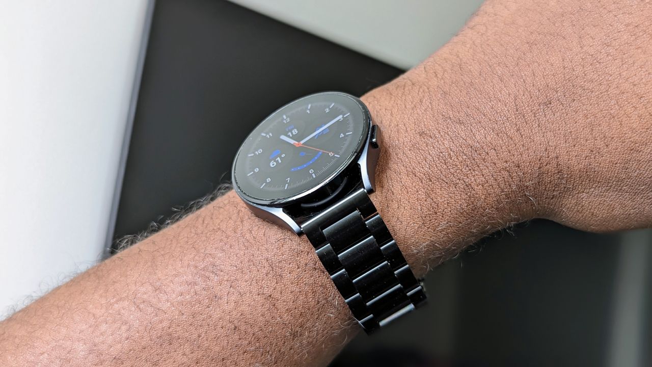 Wearing the Spigen Modern Fit watch band for the Galaxy Watch 5