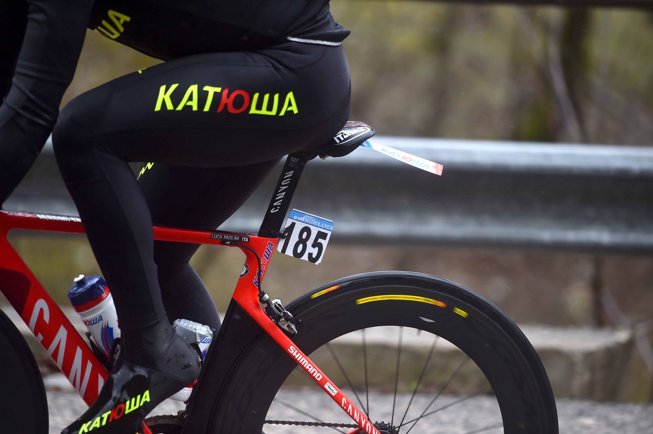 Another Katusha rider with a "Sencillo" mud guard