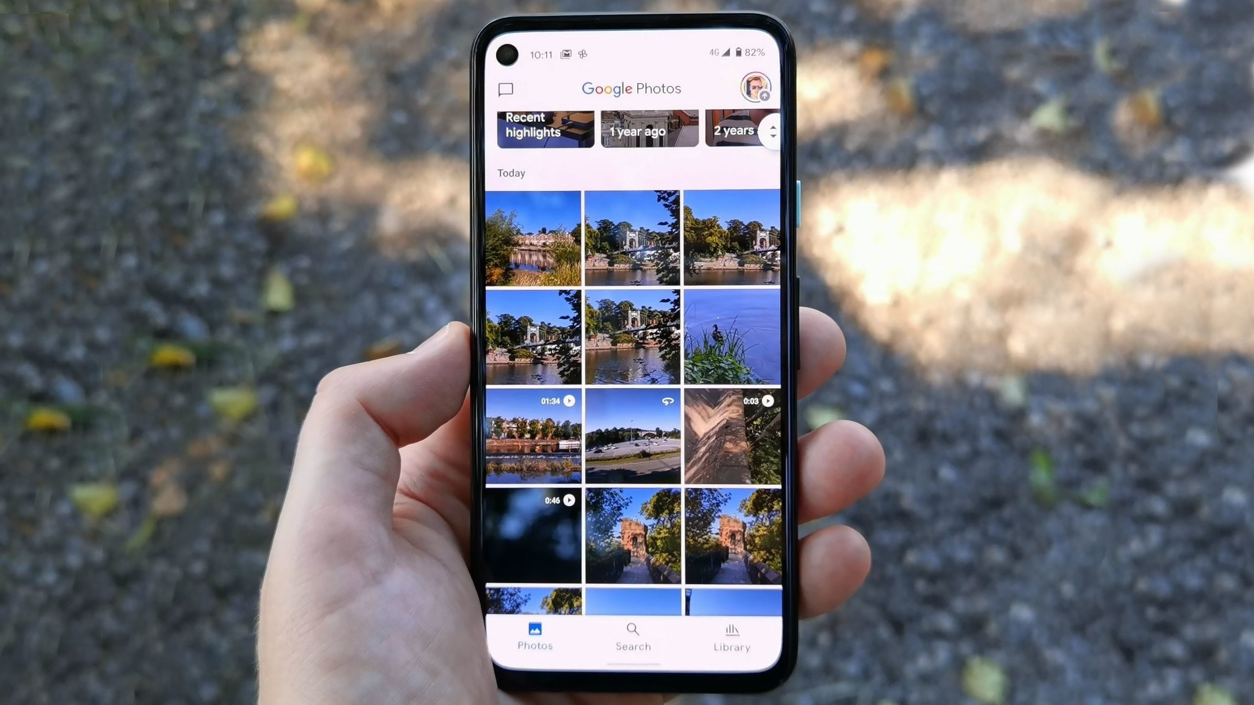 Aplicativo Google Fotos em um Pixel 4a segurado com uma mão ao ar livre.