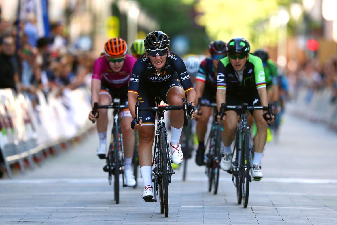 Lisa Brennauer leads the chase to the line on Stage 1 of the Emakumeen Bira
