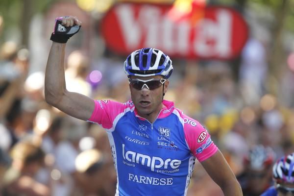 Alessandro Petacchi (Lampre-Farnese Vini) opened the champagne in Reims