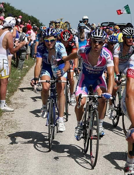 Damiano Cunego and Angel Gomez share some water.