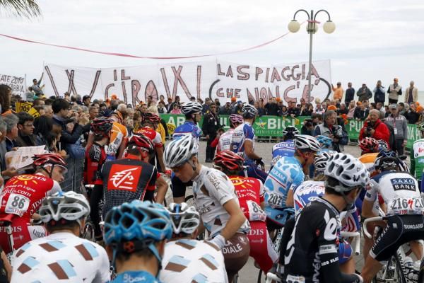 The peloton await the start