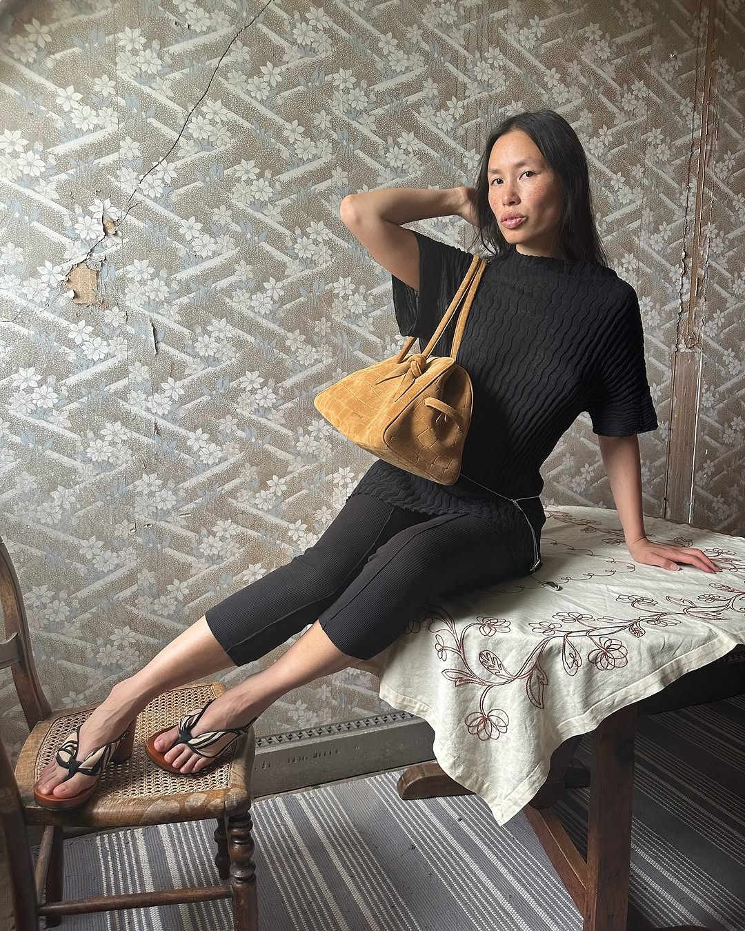 woman wearing black capri pants outfits 2025