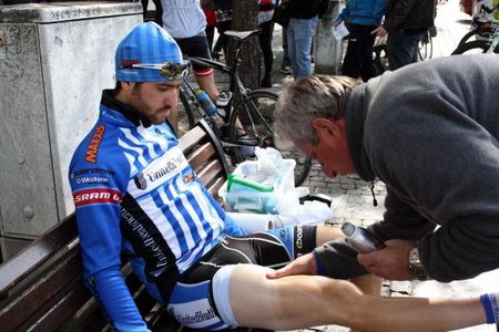 A UnitedHealthcare rider gets a pre-race rub