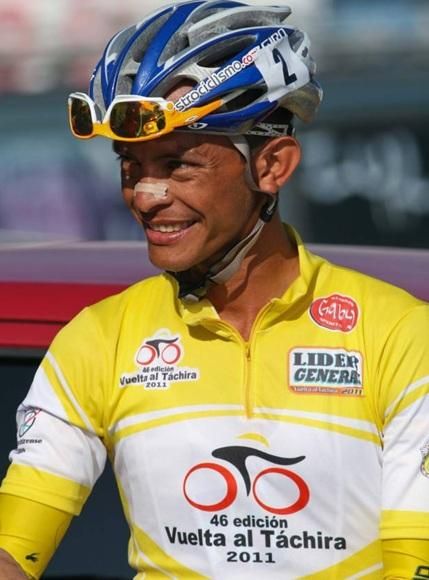 Manuel Medina (Gob Zulia) in the leader jersey yellow