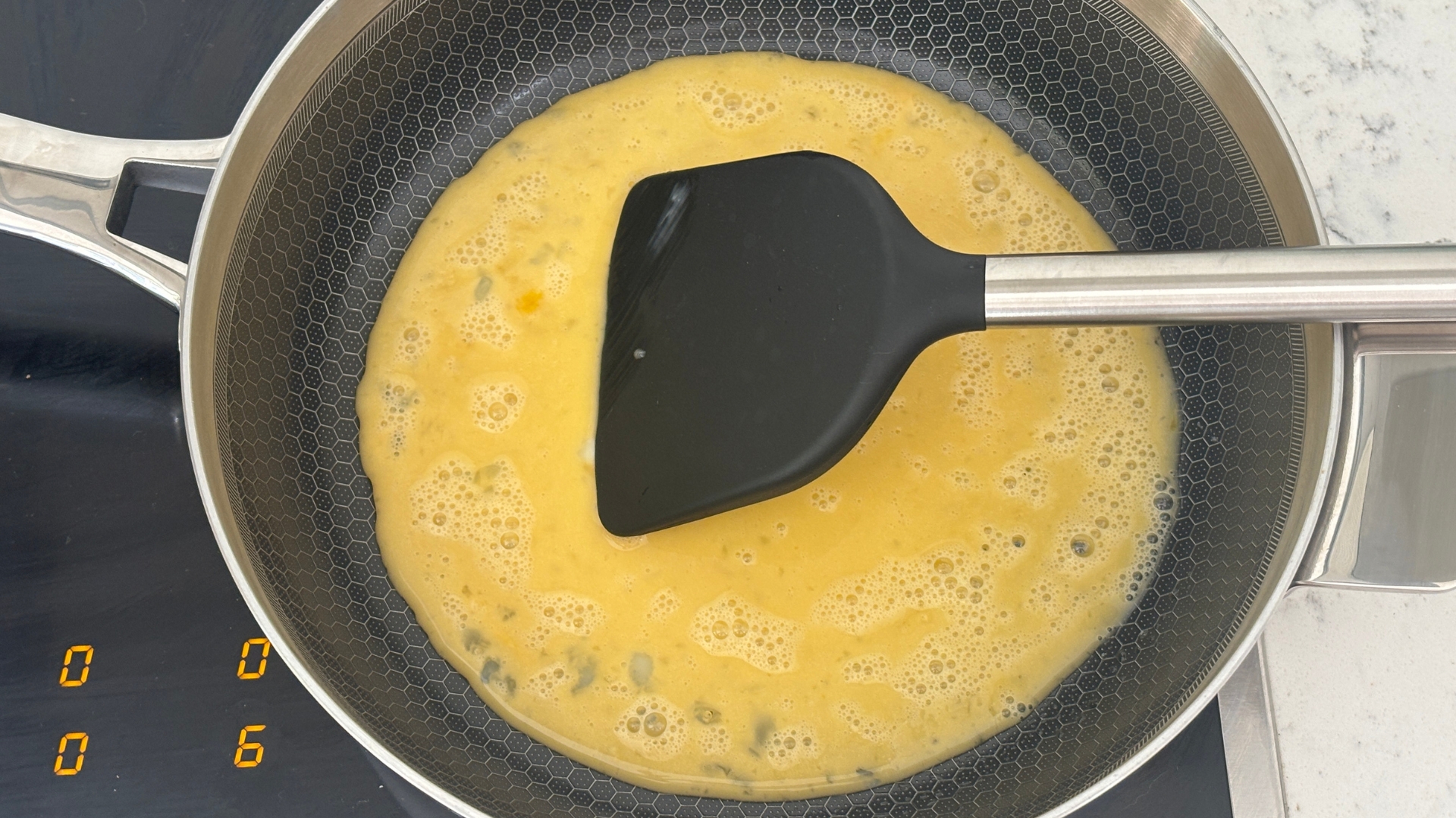 Testing the Lakeland 10-in-1 Only Pan Pro shwoing an omelette