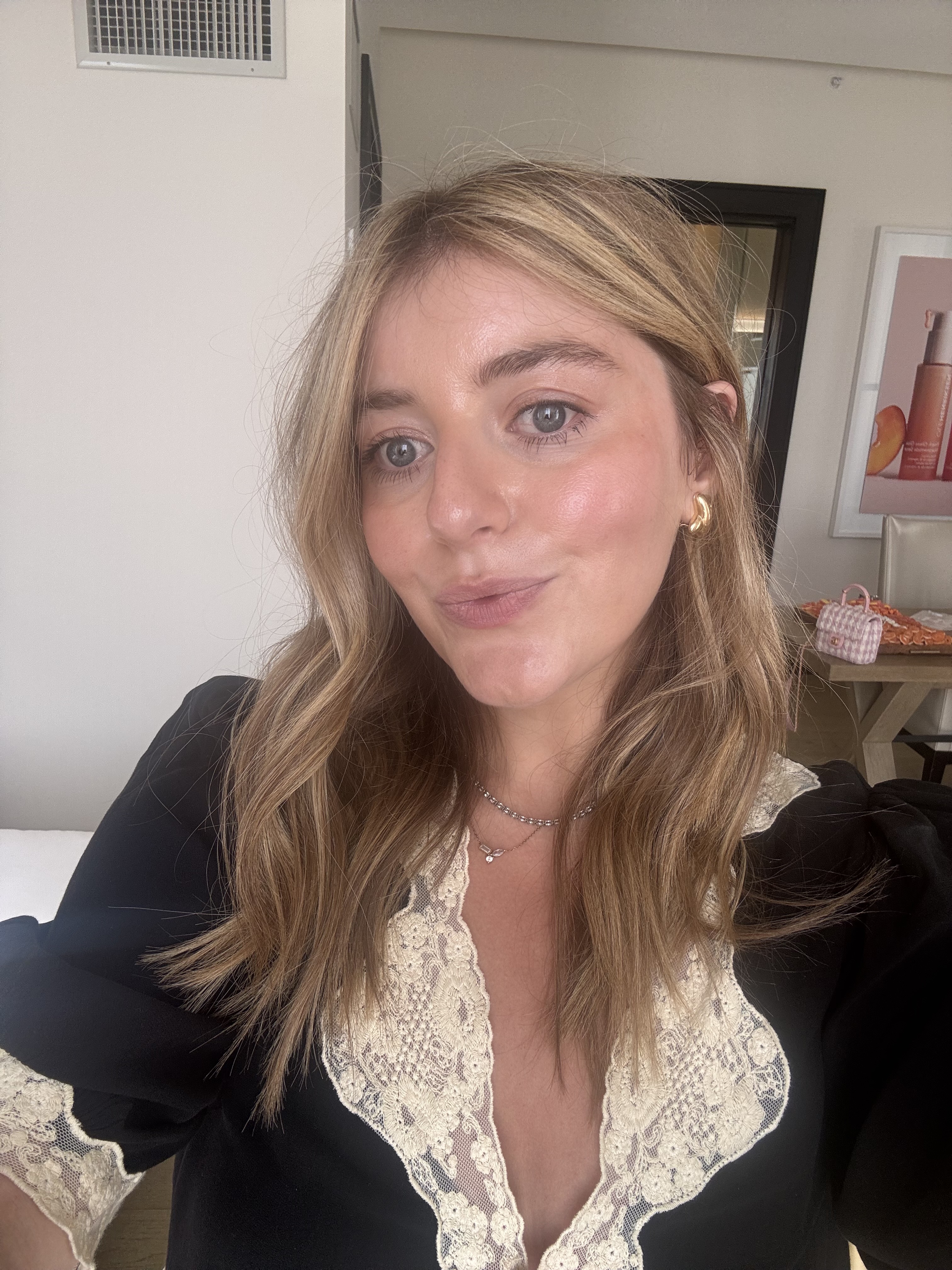 samantha holender applying victoria beckham blush