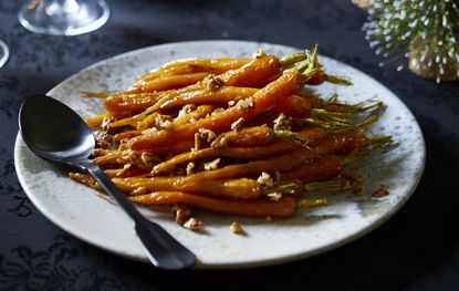 Maple-roasted carrots with pecans