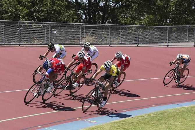 The main group sprinting to save time.