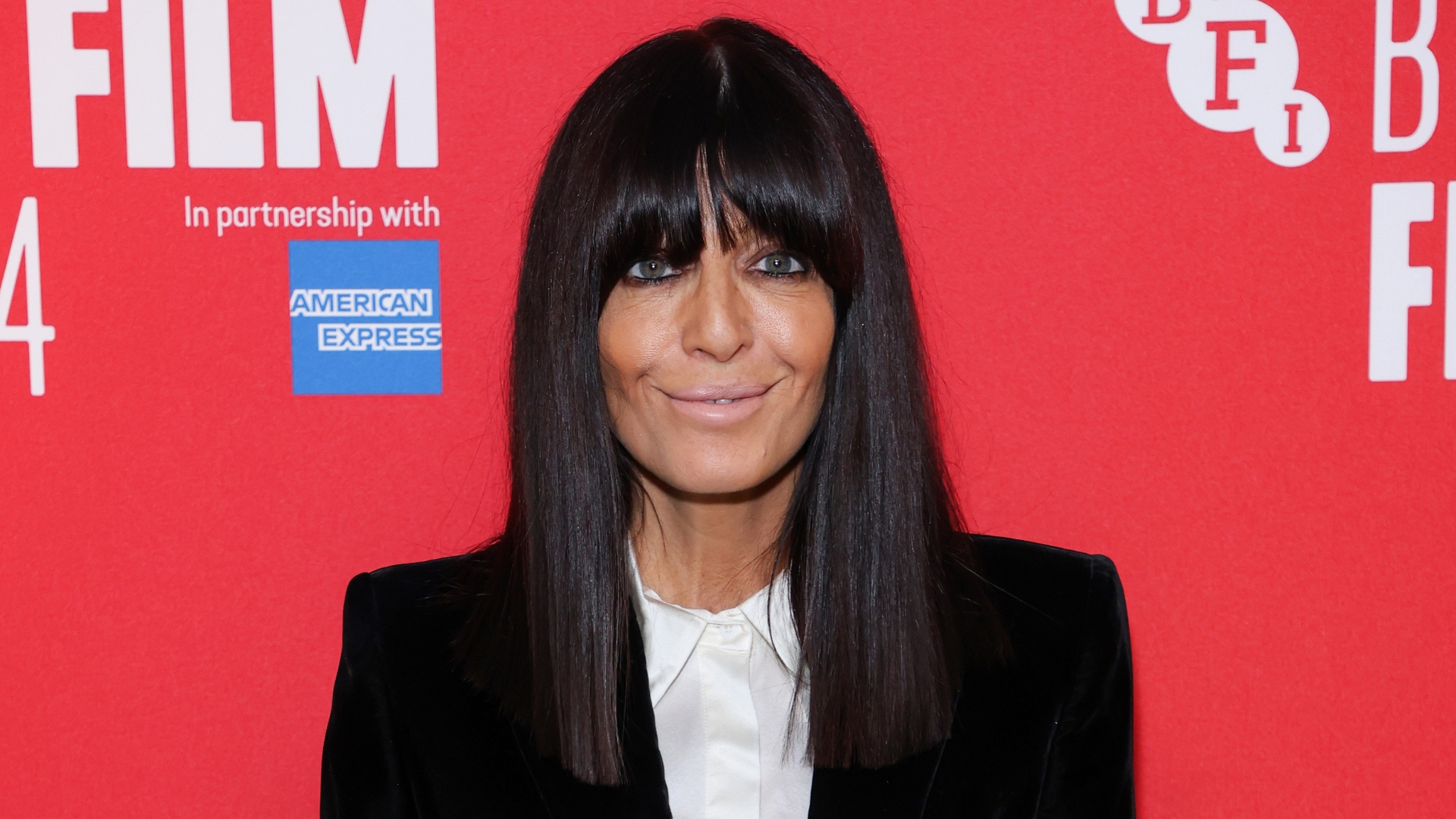 Claudia Winkleman je zobrazena s plnými třásněmi a kouřovými očními linkami na Industry Talks - Spotlight Conversation: Jay Hunt během 68. filmového festivalu BFI London v Picturehouse Central 16. října 2024 v Londýně v Anglii.