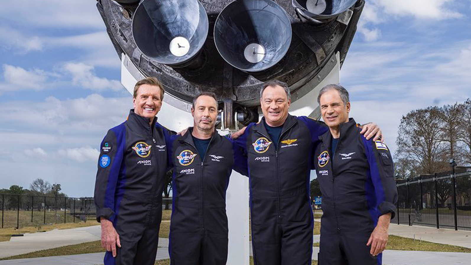 L'équipage Ax-1 privé d'Axiom Space conduira un vaisseau spatial SpaceX vers la Station spatiale internationale en avril 2022. Ils sont (de gauche à droite) : le pilote Larry Connor ;  Mark Pathy, spécialiste de mission ;  López-Alegría, commandant ;  et Eytan Stibbe, spécialiste de mission.