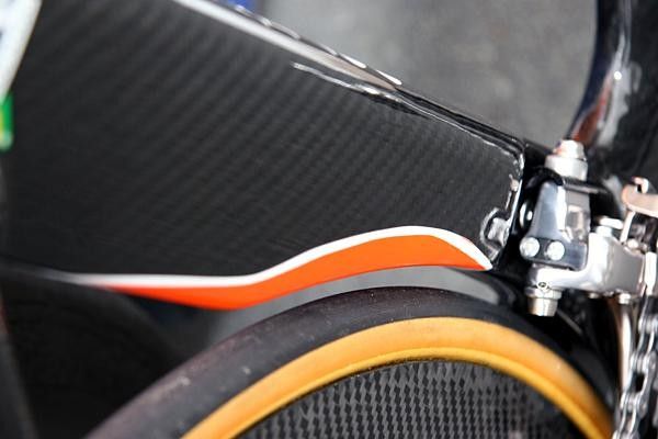 The cutaway seat-tube.