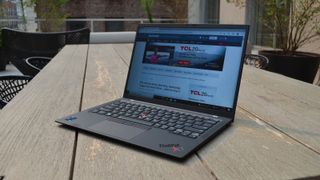 En åpen Lenovo ThinkPad X1 Carbon Gen 9 på et trebord.