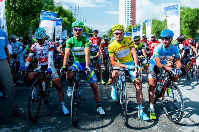 The jersey wearers assembled at the start of stage 7