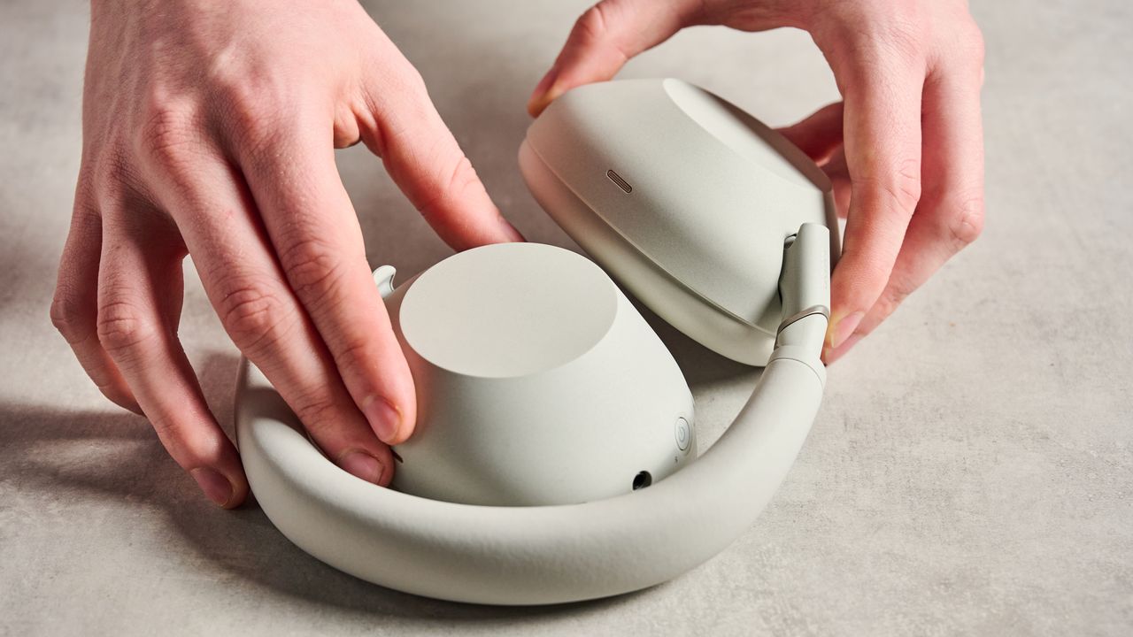 Person folding up the Sony WH-1000XM6
