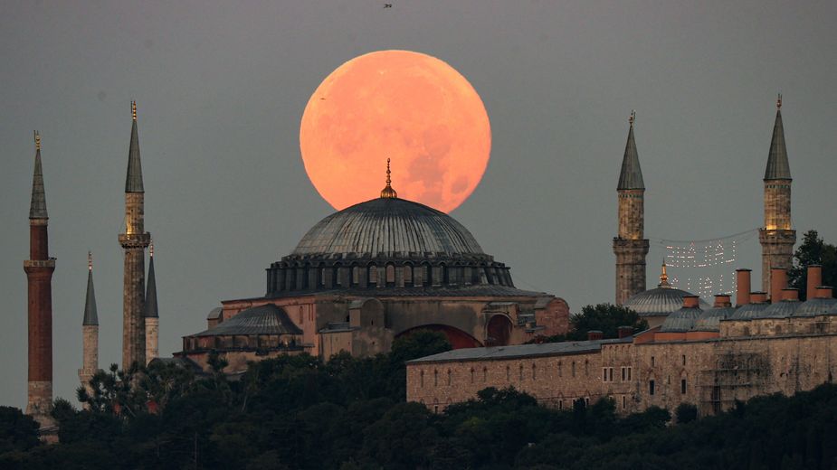 Amazing photos of the Buck supermoon of 2022 from around the world | Space