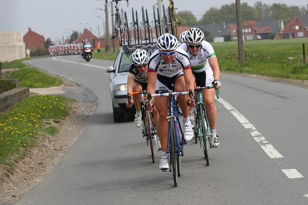 Carly Light (Australia) is joined by Brooke Miller (Tibco) and Esra Tromp (Batavus) Lillian Leenknegt (VZW Royal Antwerp BC)