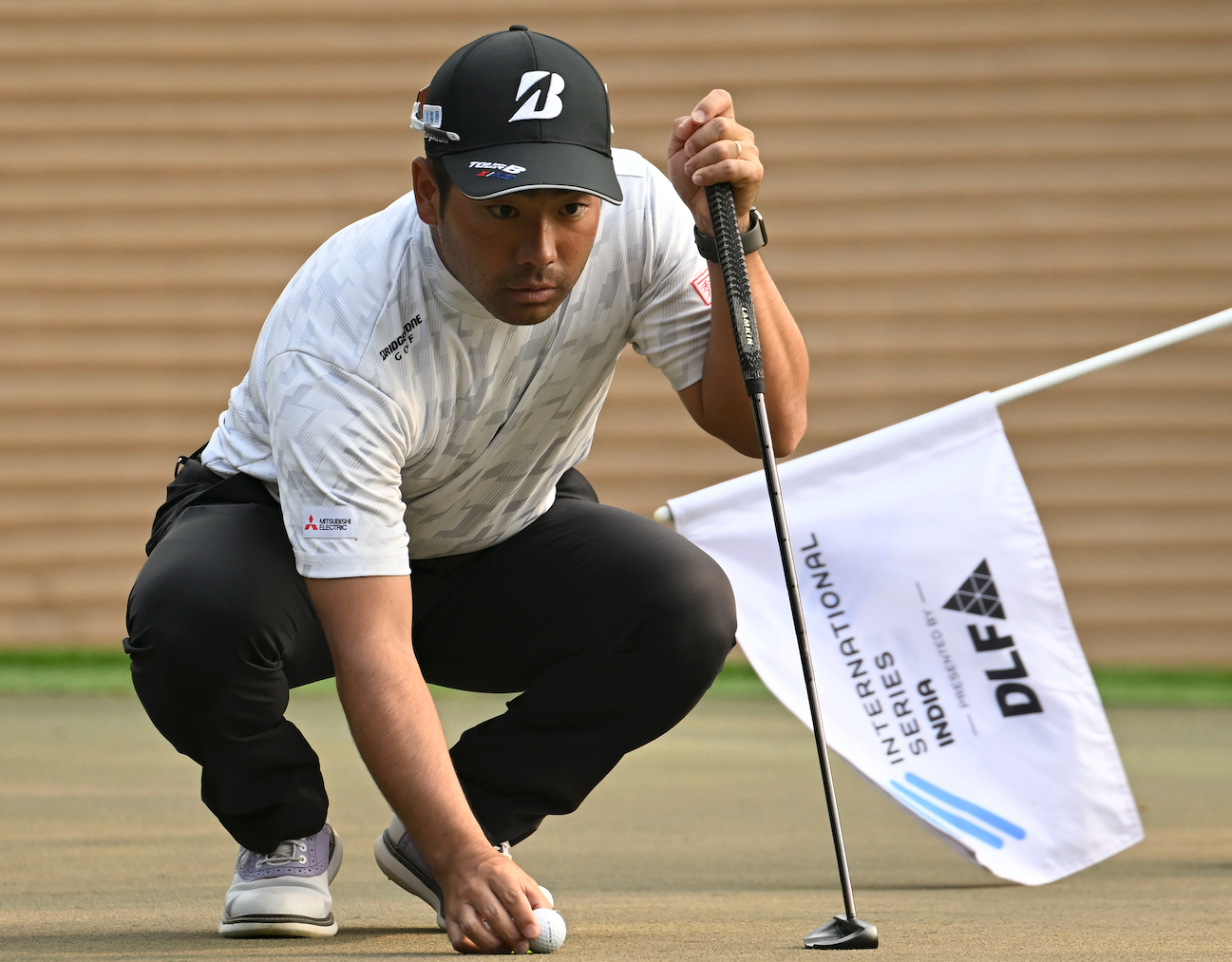 Kazuki Higa lines up a putt