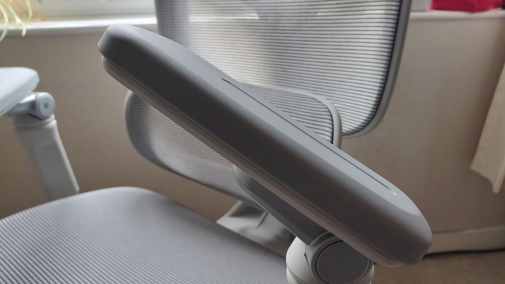 Testing the Boulies EP600 office chair in a home office