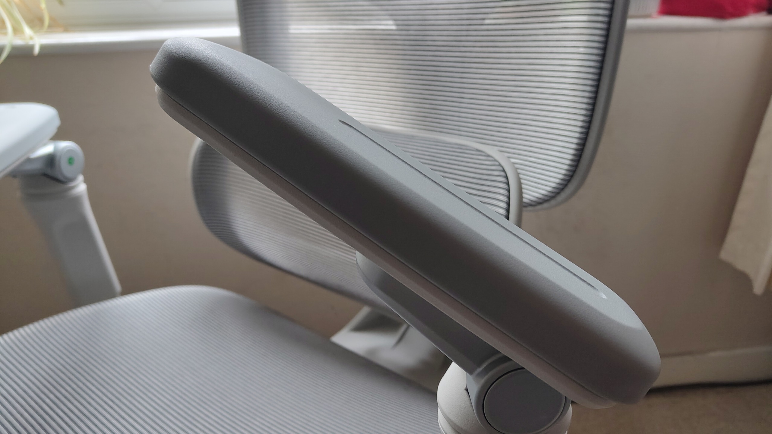 Testing the Boulies EP600 office chair in a home office