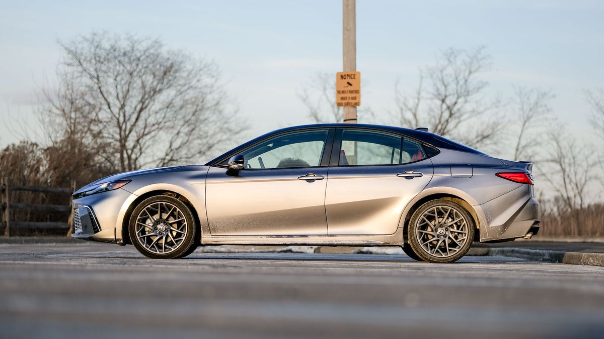 I drove the Toyota Camry hybrid for a week — here’s my pros and cons ...