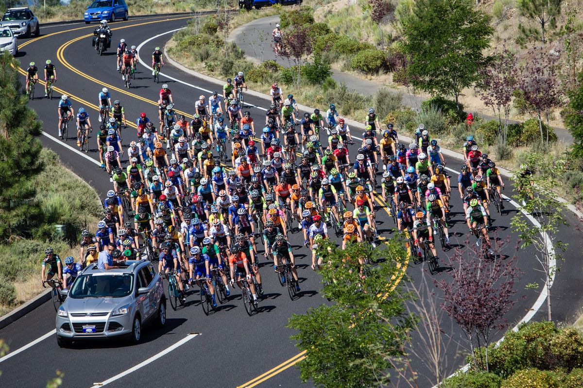 The men&rsquo;s field rolls out for the long stage ahead