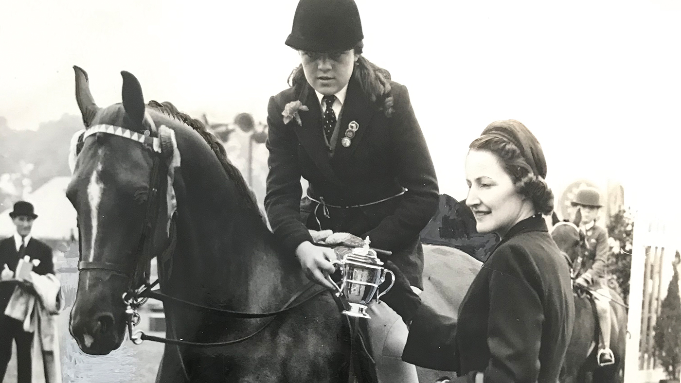 HAH299.legends.pretty_polly_winning_queen_mary_challenge_cup_at_
