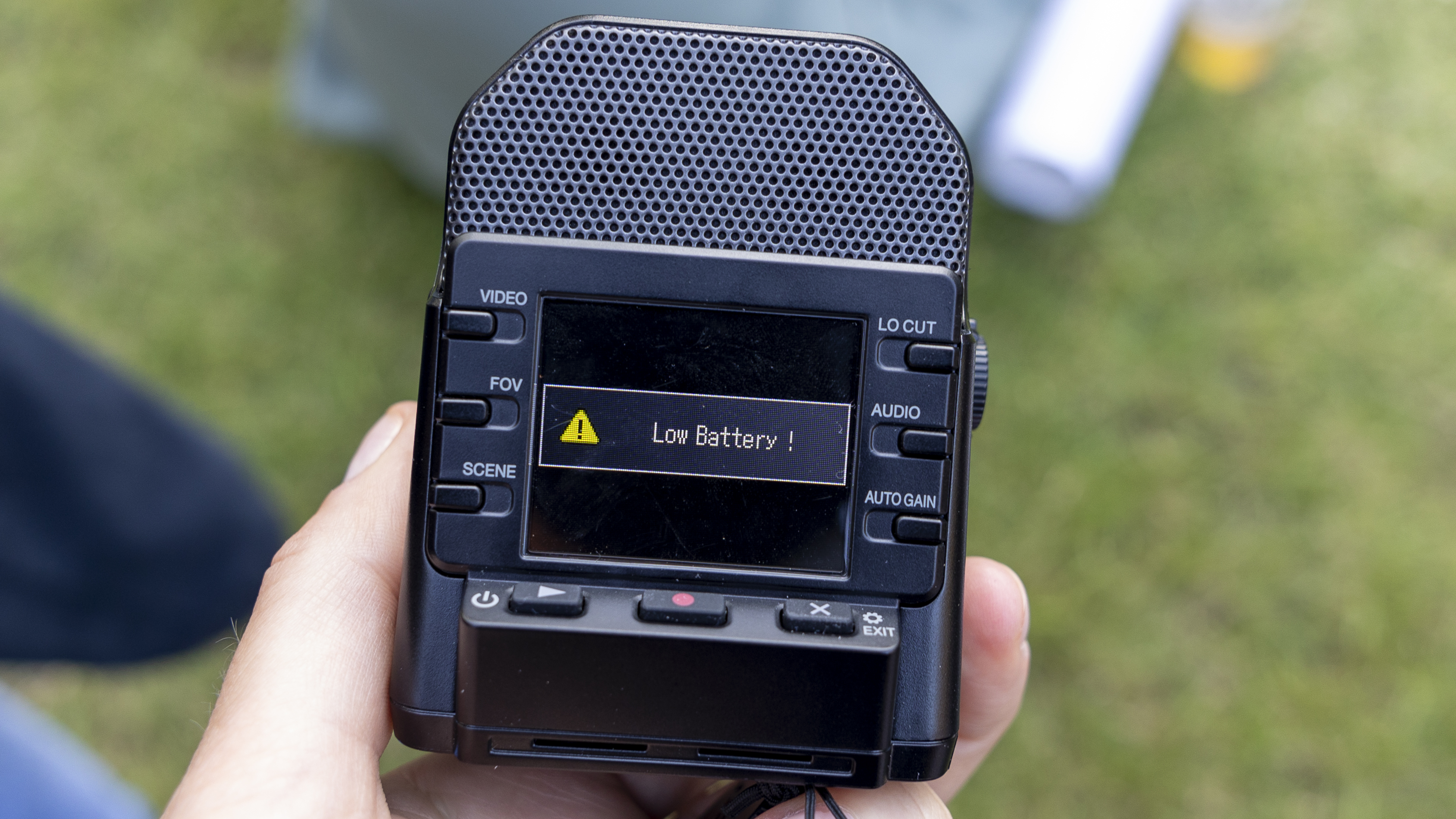 The Zoom Q2n-4K LCD screen showing a low battery warning